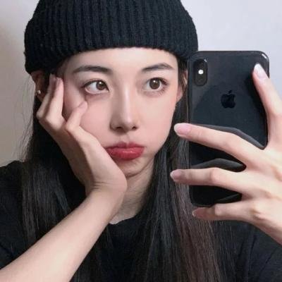 照片中的女孩